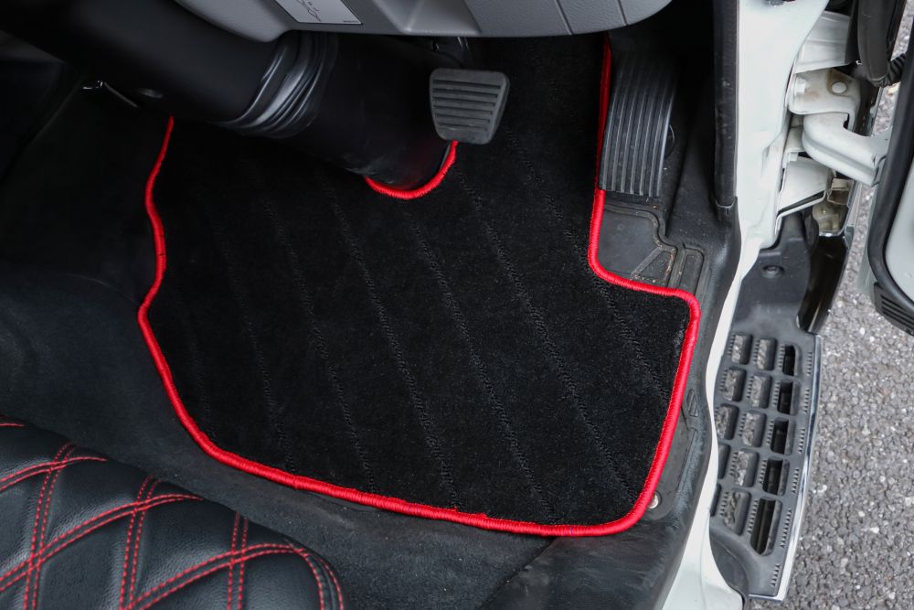 汎用フロアマット 2T車用 ブラック/レッド 画像4