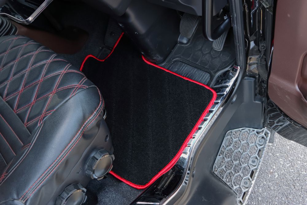 汎用フロアマット 4T・大型 ブラック/レッド 画像3