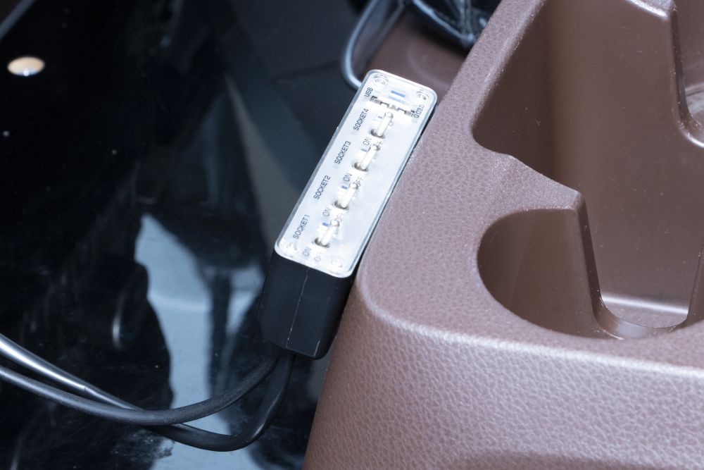 トグルスイッチ4連ソケットセパレート 1USB 画像2