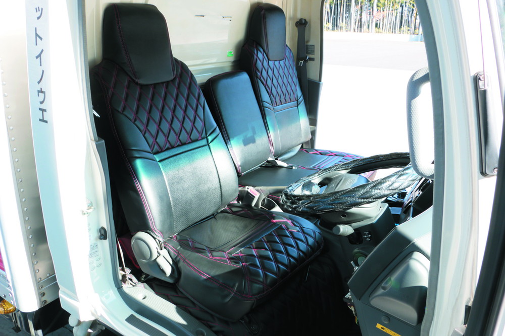COMBI車種別シートカバー 07エルフ S 黒/赤糸