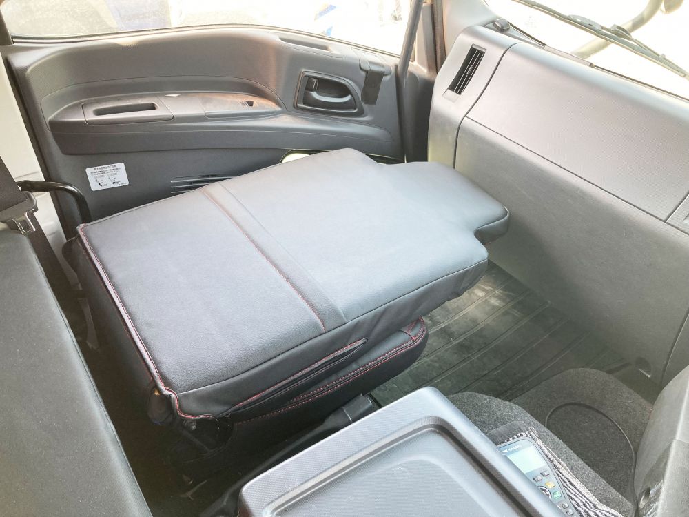 COMBI車種別シートカバー助手席 Fスターギガ 黒/赤糸