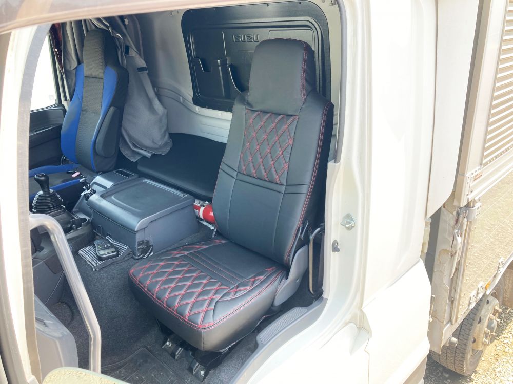 COMBI車種別シートカバー助手席 Fスターギガ 黒/赤糸 画像2