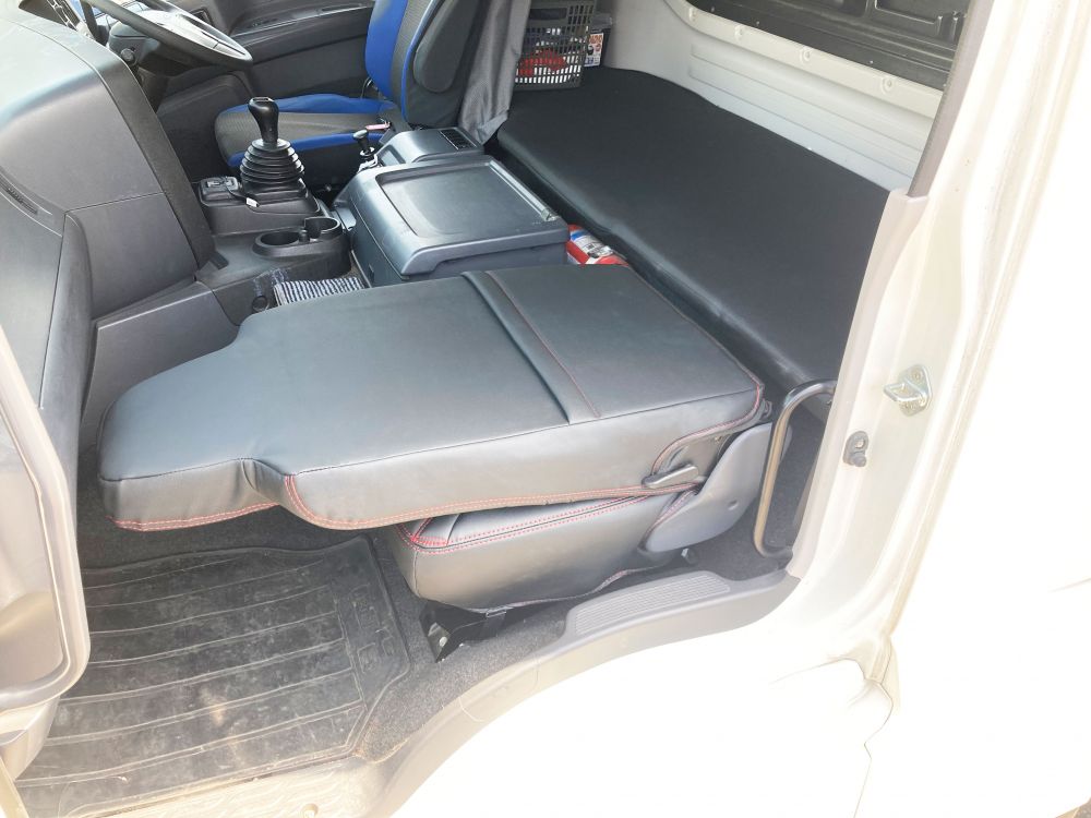 COMBI車種別シートカバー助手席 Fスターギガ 黒/赤糸 画像3