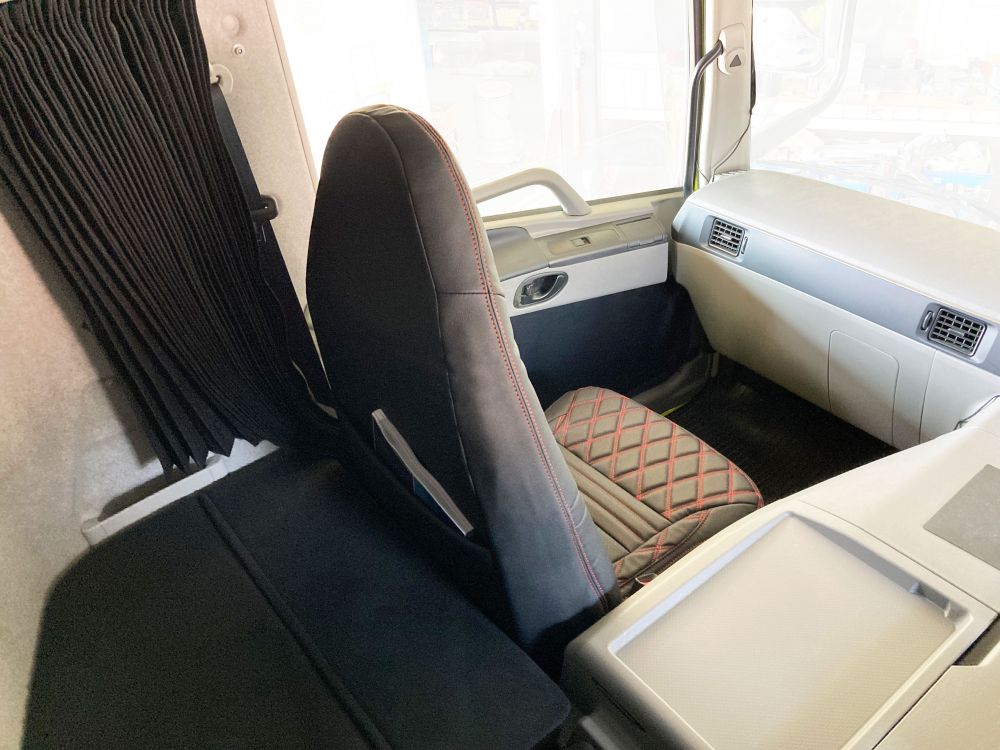 COMBI車種別シートカバー助手席 17Sグレート 黒/赤糸 画像3