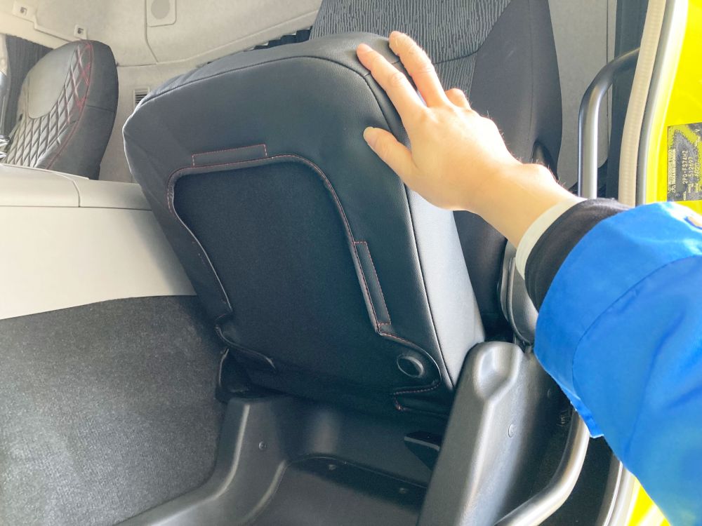 COMBI車種別シートカバー助手席 17Sグレート 黒/赤糸 画像5