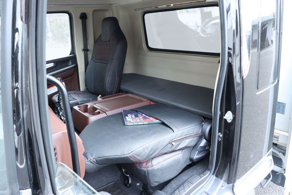 COMBI車種別シートカバー助手席 17プロフィア 黒/赤糸 画像3