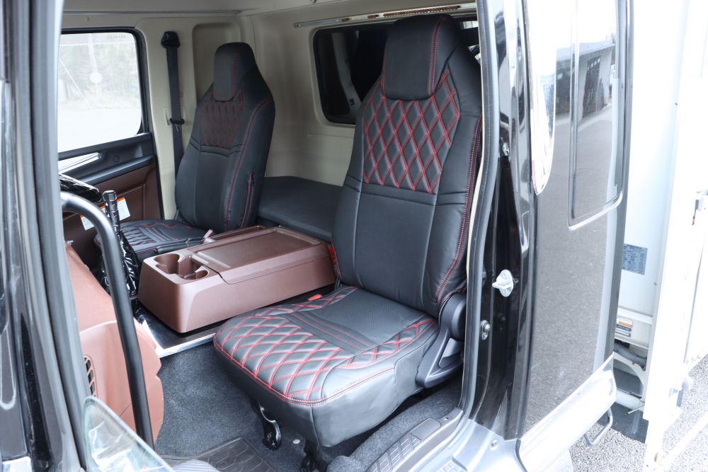 COMBI車種別シートカバー助手席 17プロフィア 黒/赤糸 画像2